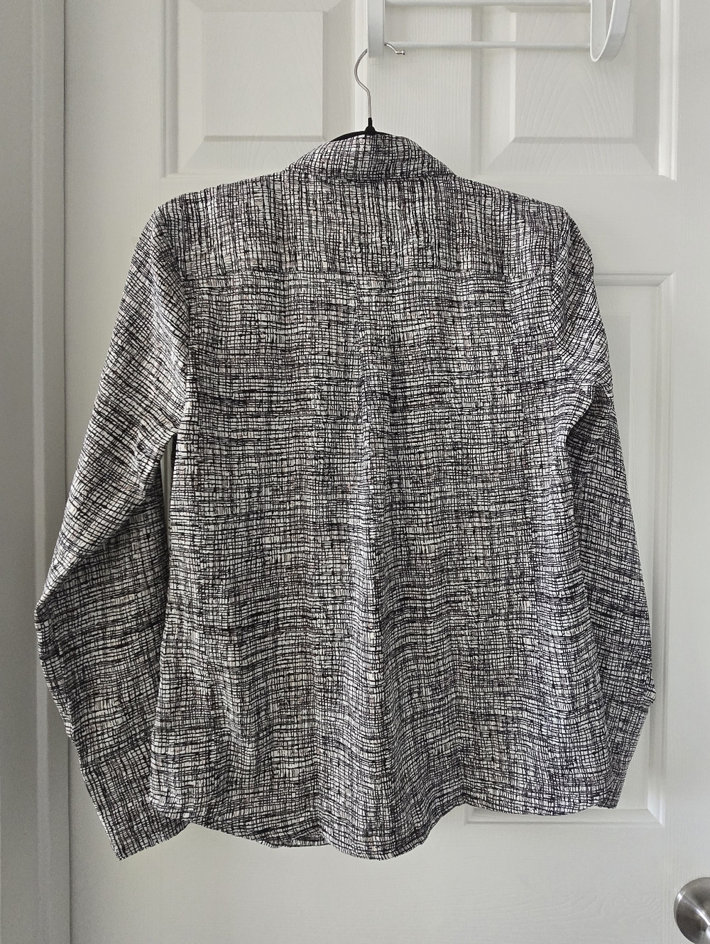 Banana Republic Black & White Abstract Print Button-Up Shirt Size Small - Picture 4 of 12